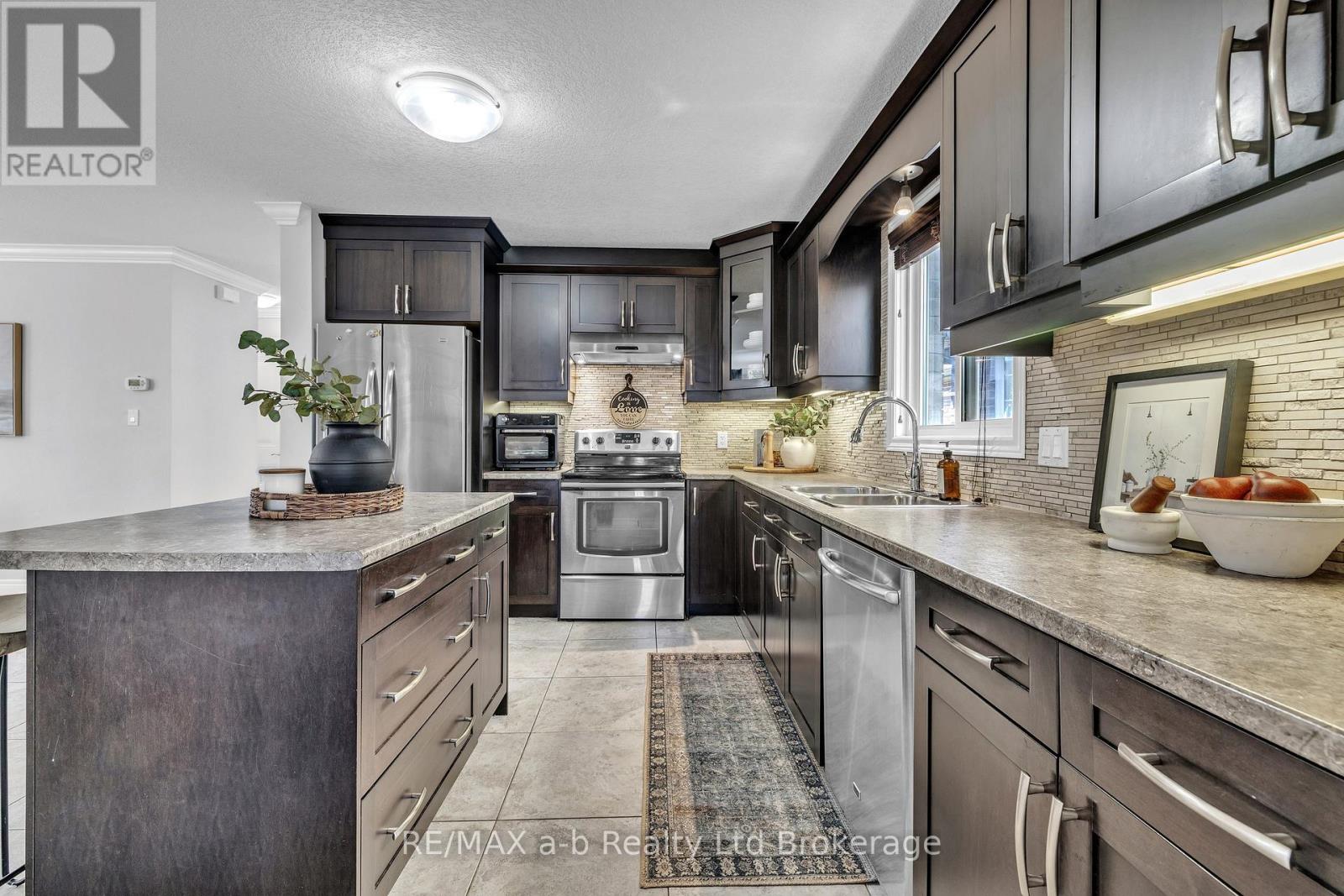 712 BLACKACRES BOULEVARD - 3
