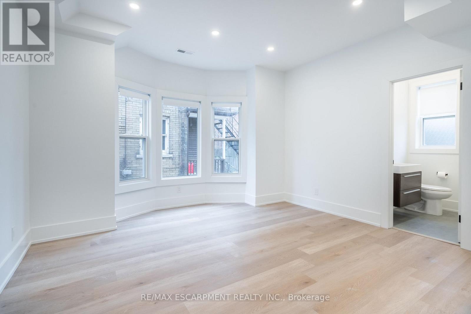 204 BALSAM AVENUE S - 12
