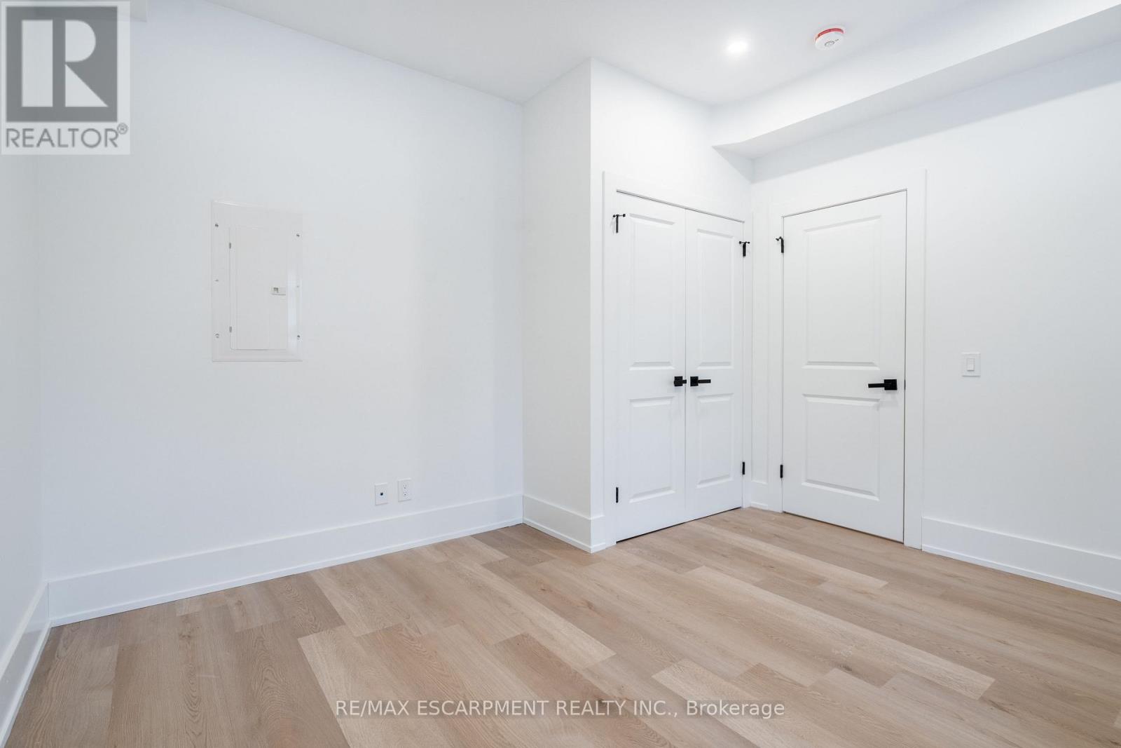 204 BALSAM AVENUE S - 16