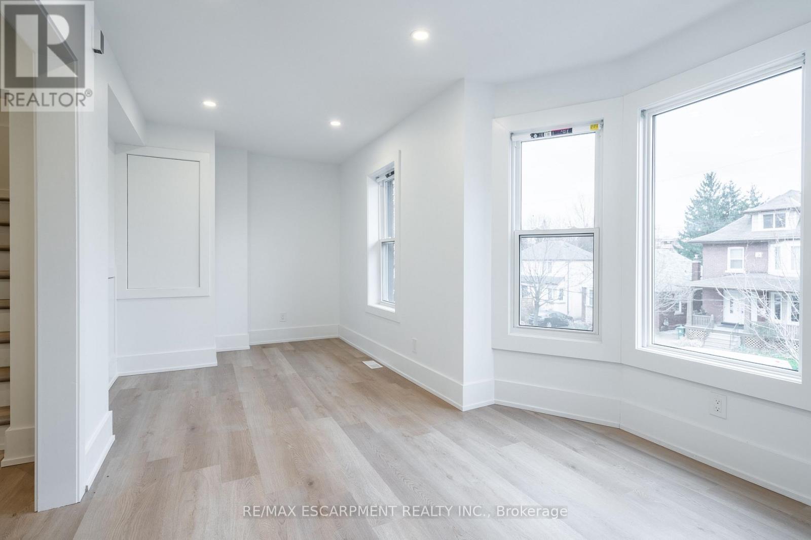 204 BALSAM AVENUE S - 19