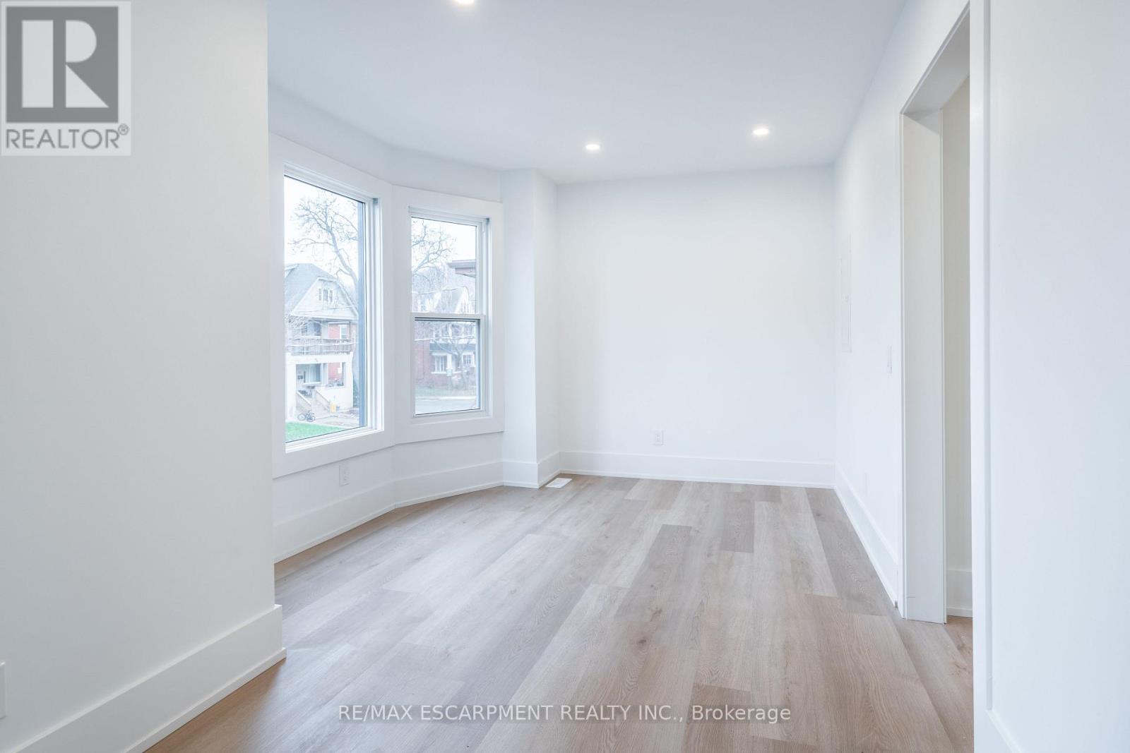 204 BALSAM AVENUE S - 20