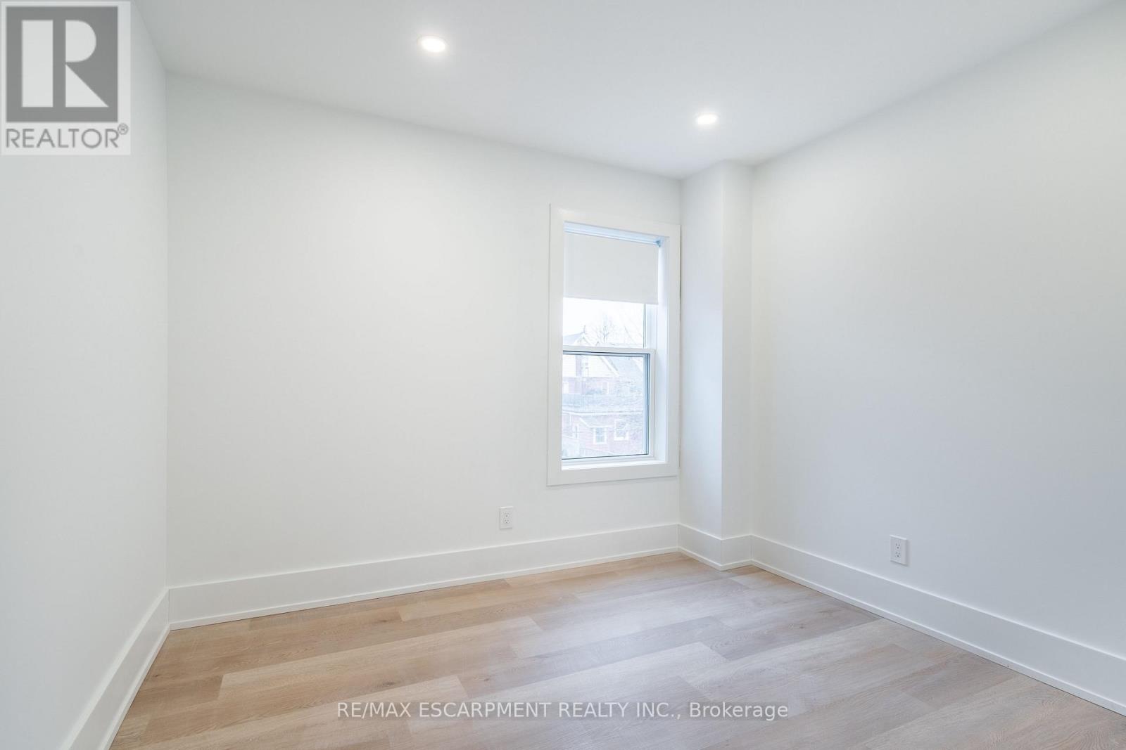 204 BALSAM AVENUE S - 27