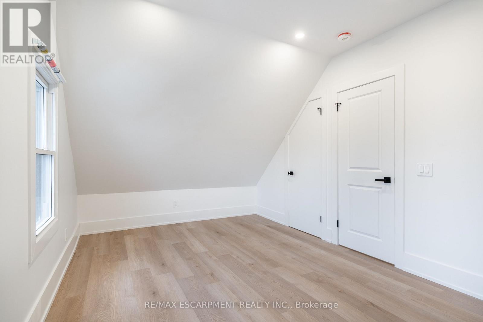 204 BALSAM AVENUE S - 31
