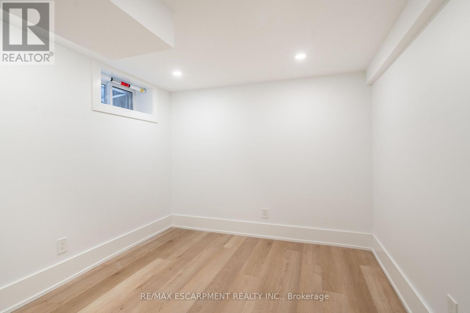 204 BALSAM AVENUE S - 41