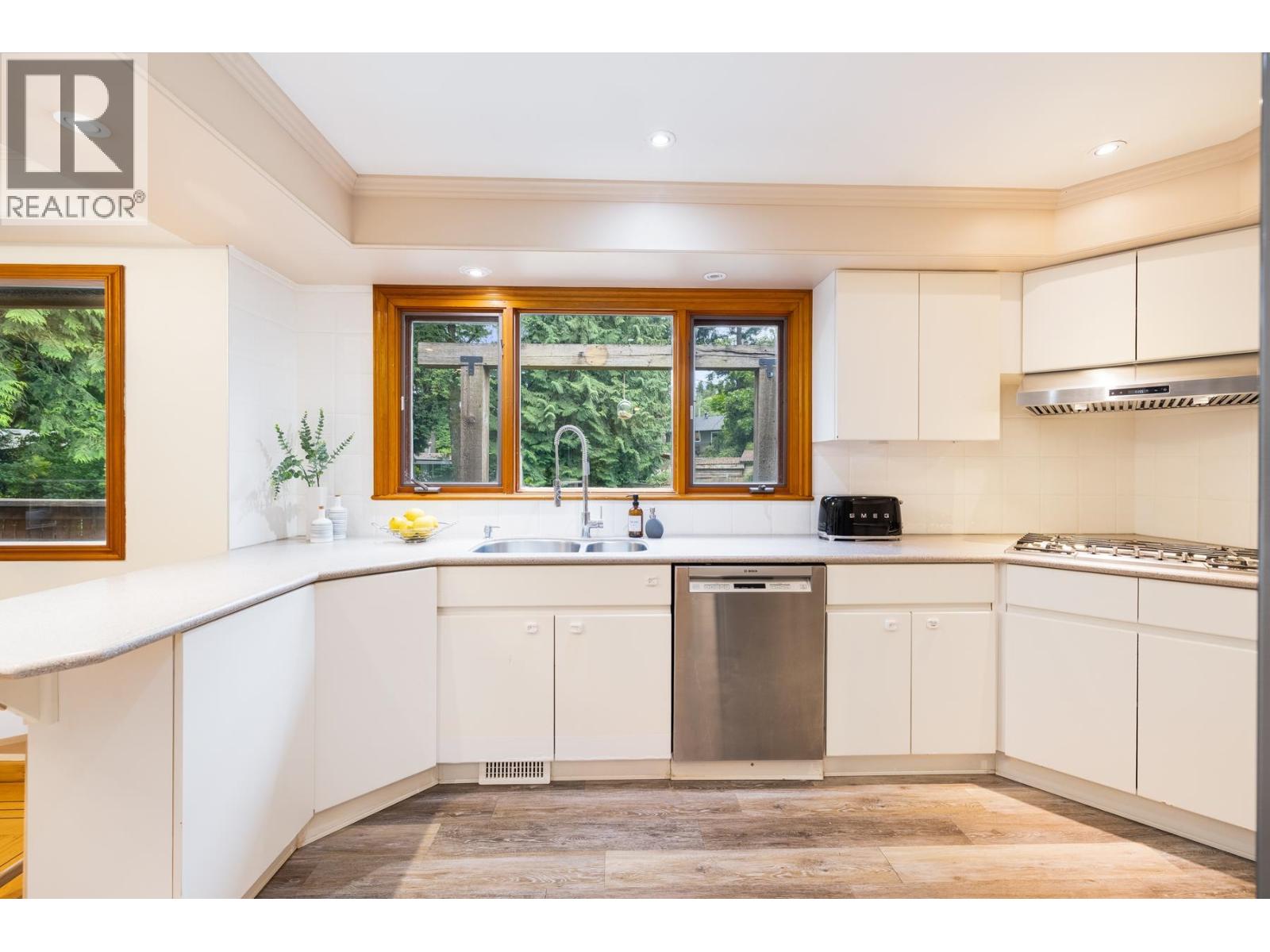1561 MERLYNN CRESCENT, North Vancouver