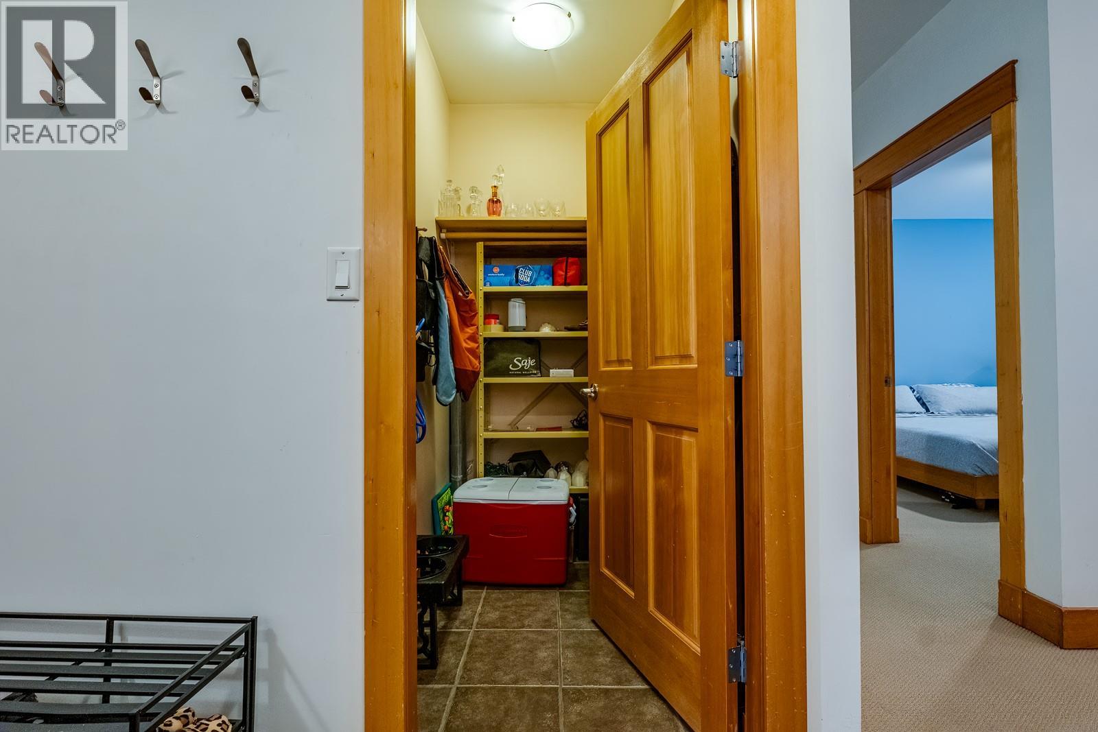 #2E 1005 MOUNTAIN VIEW Road - 23