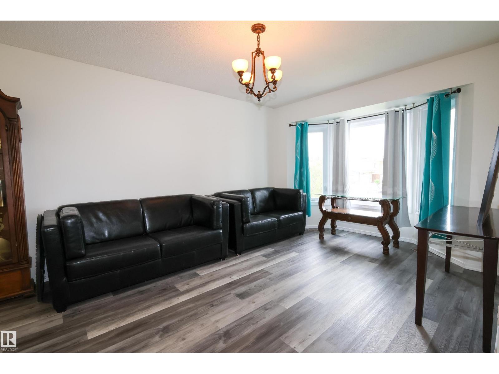 3467 39 ST NW - 3