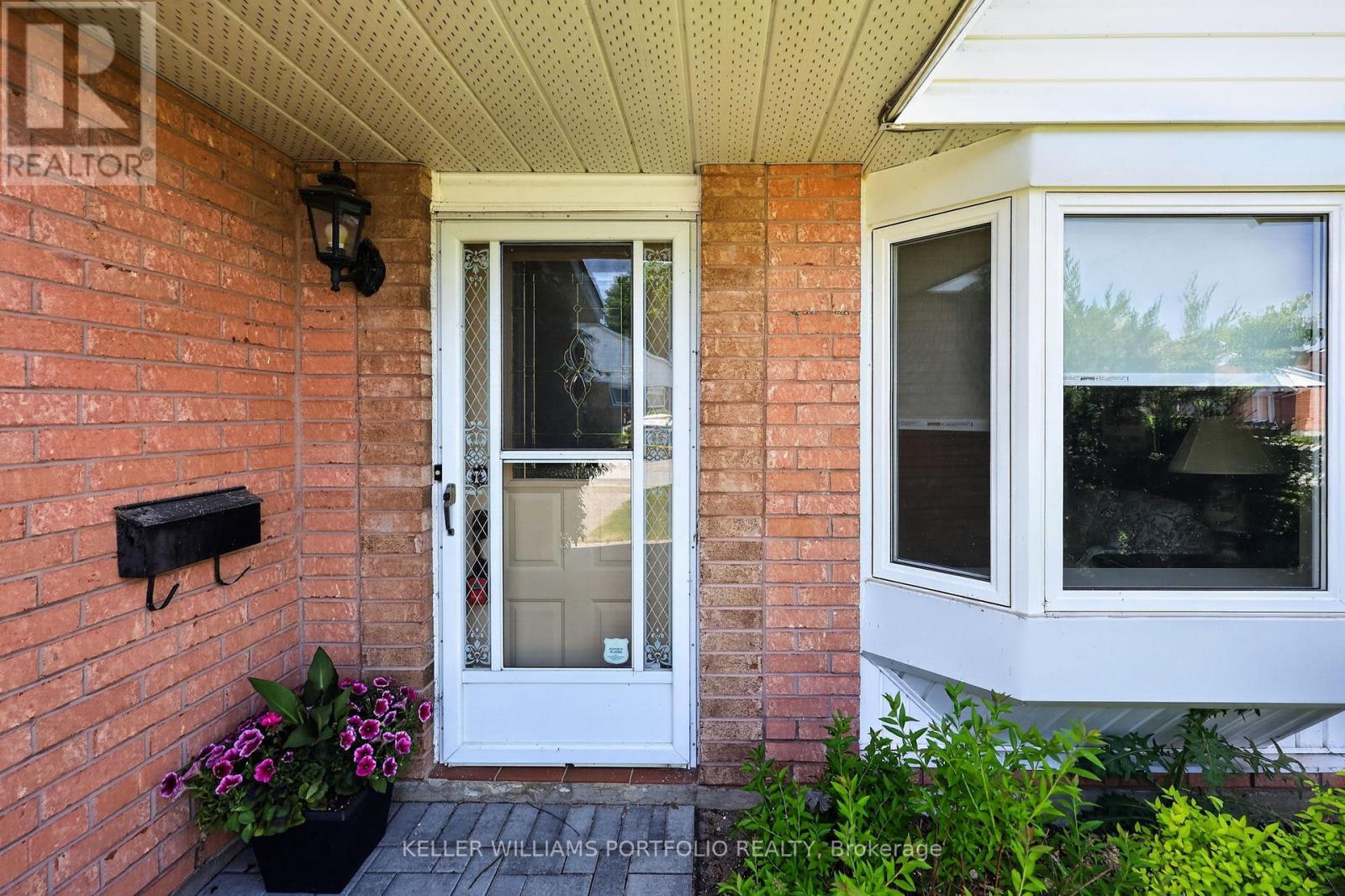 #36 696 KING STREET - 32