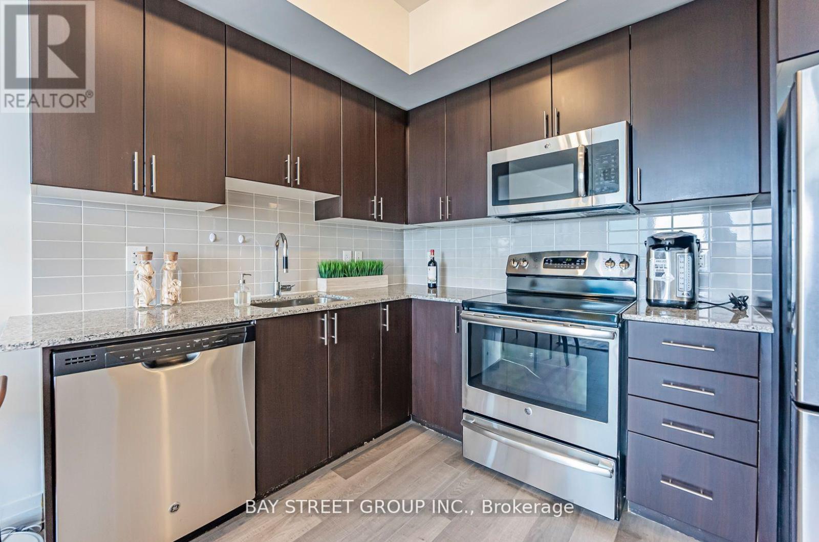 #718 7167 YONGE STREET - 18