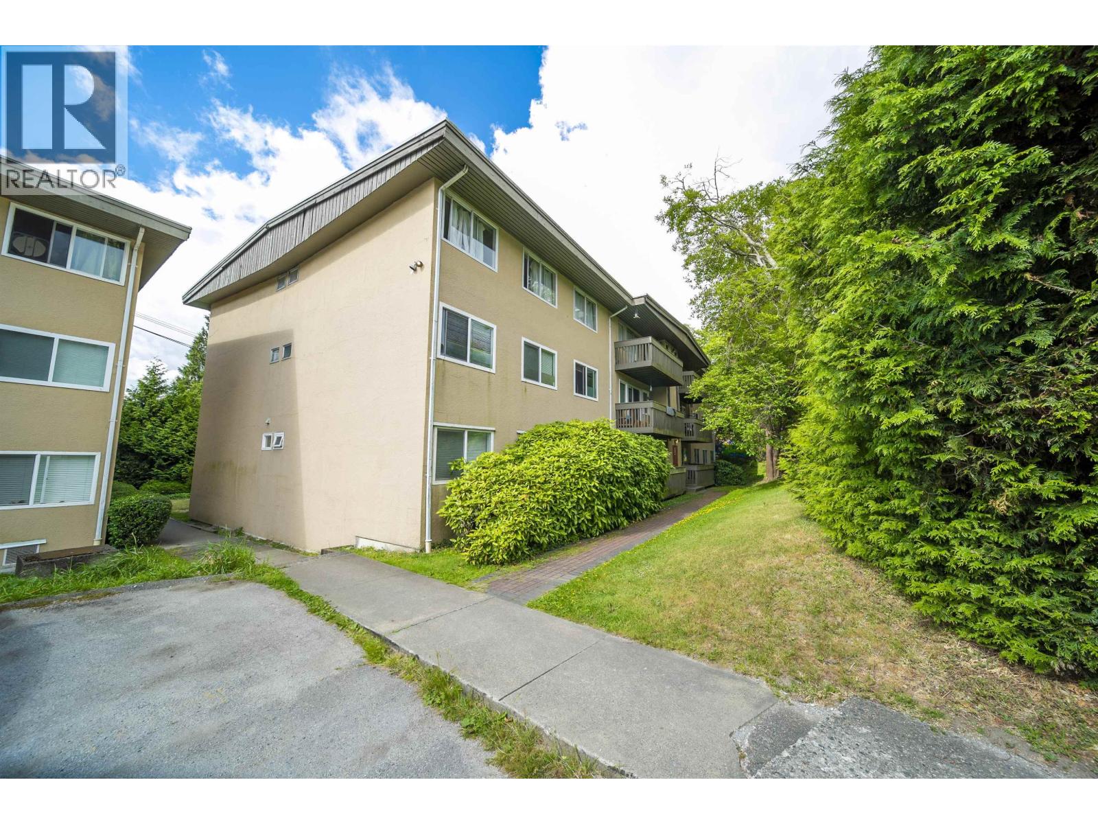11 5740 HASTINGS STREET, Burnaby