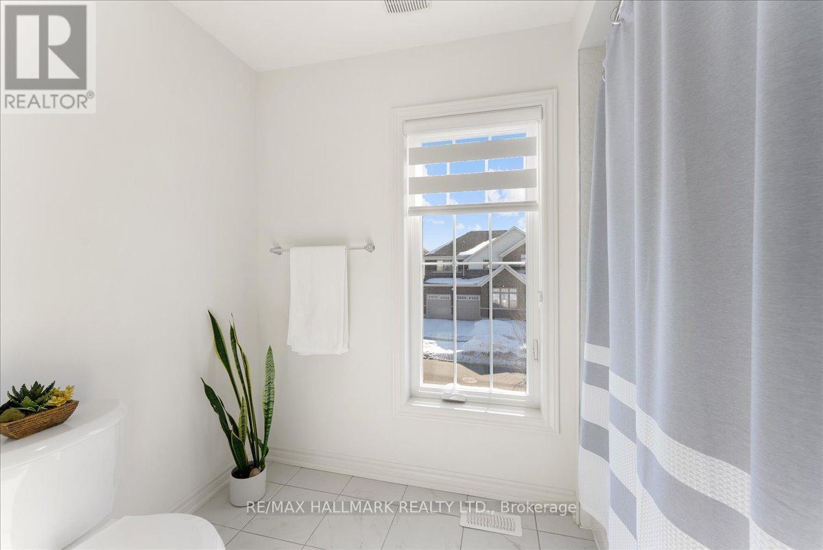 106 REA DRIVE - 32