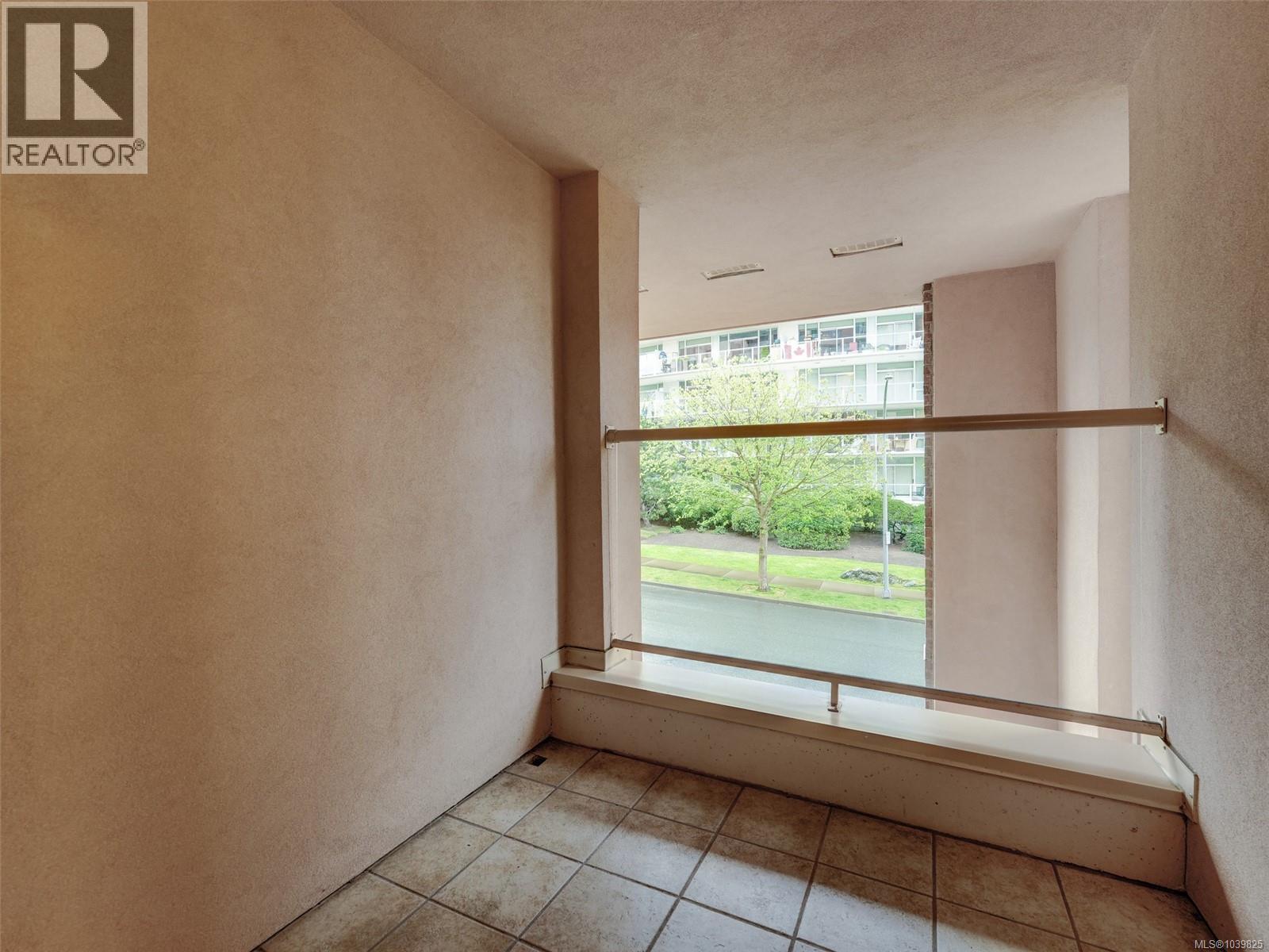 #104 75 Songhees Rd - 29