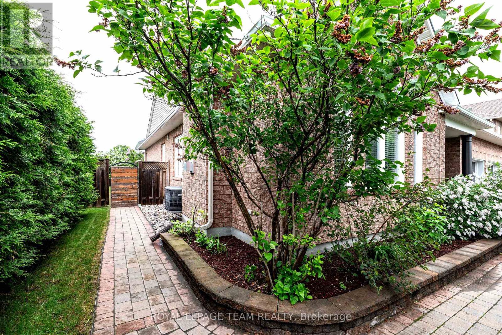 Interlock side entrance to private yard