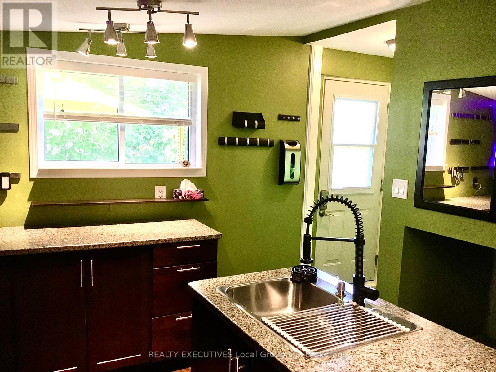 977 BROOKES STREET - 23