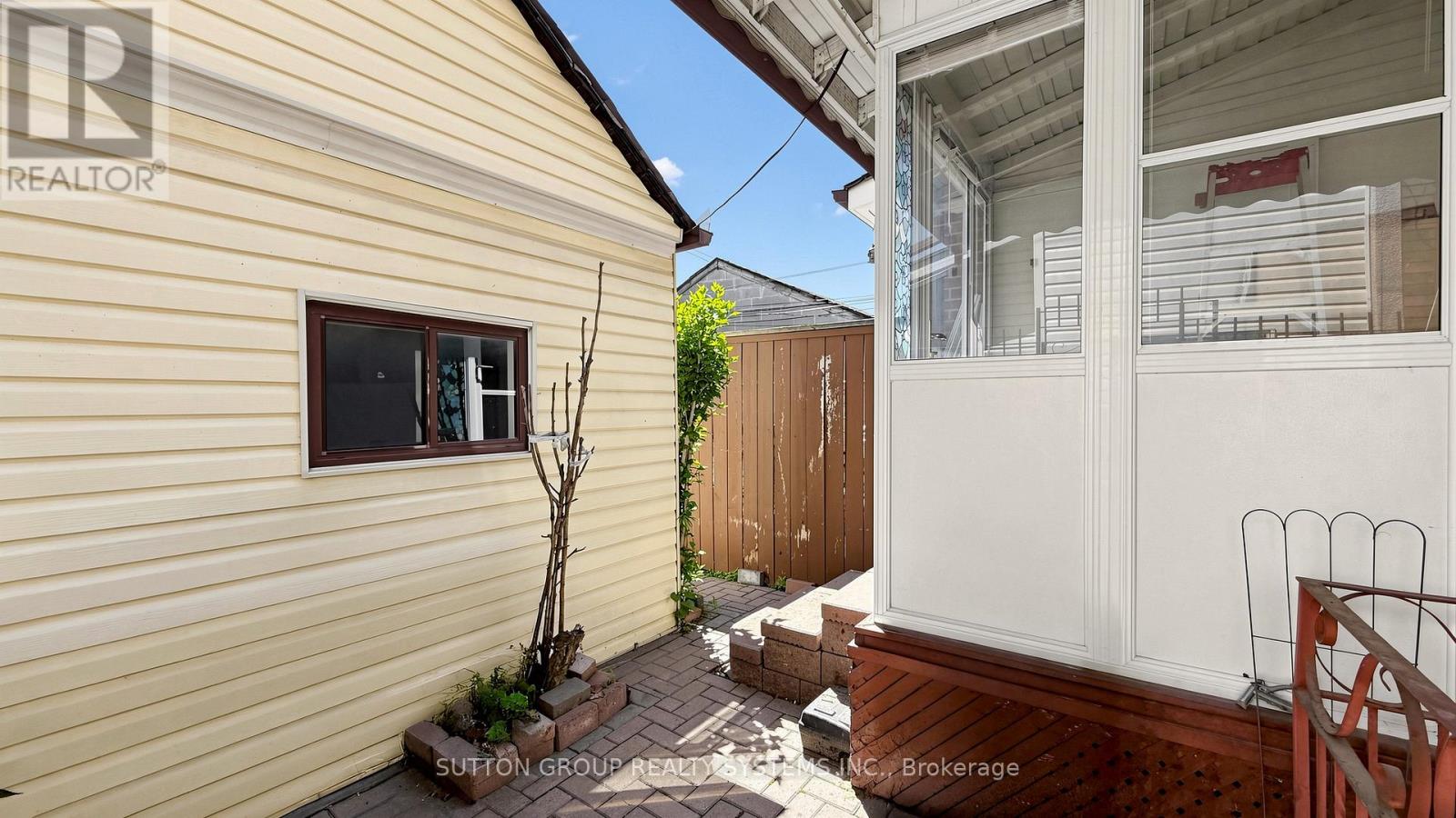 799 LANSDOWNE AVENUE - 23