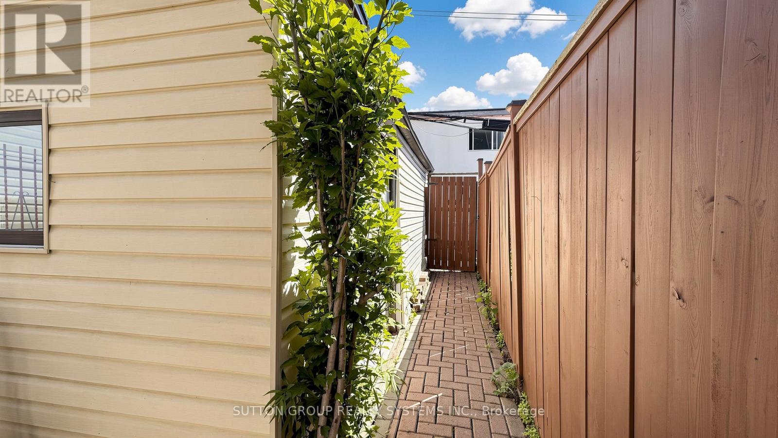 799 LANSDOWNE AVENUE - 24