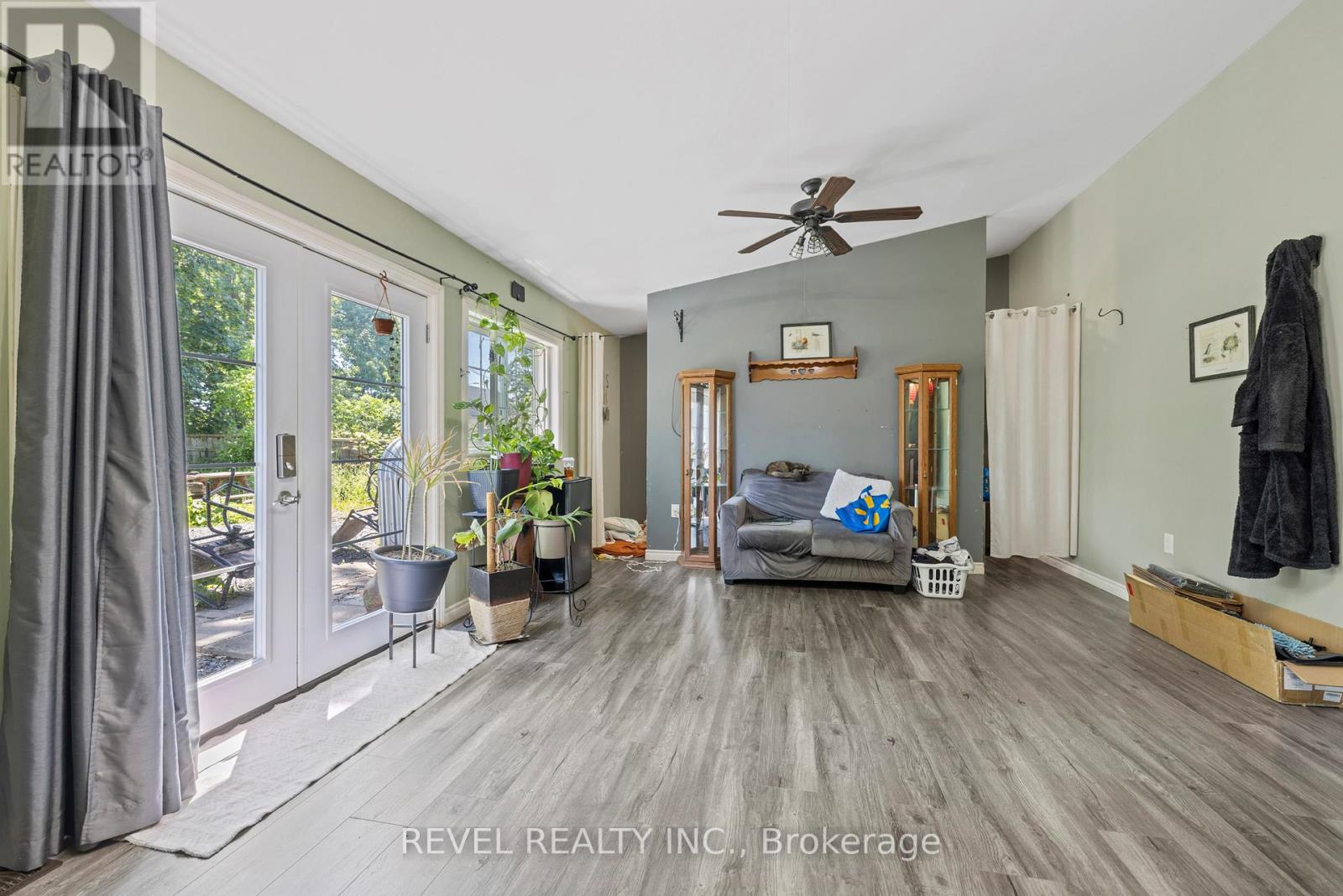 54 CHESTNUT STREET E - 21