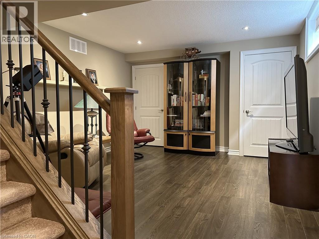 99 ANGLER Avenue - 32