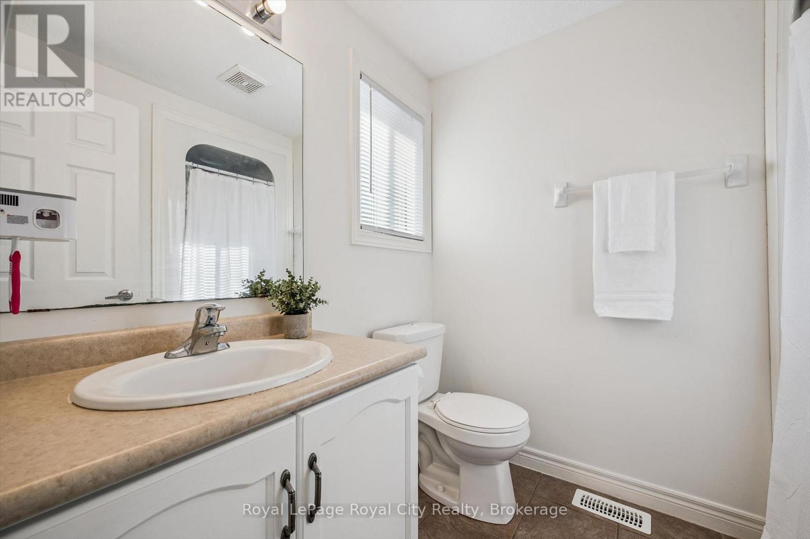 #6 361 ARKELL ROAD - 18