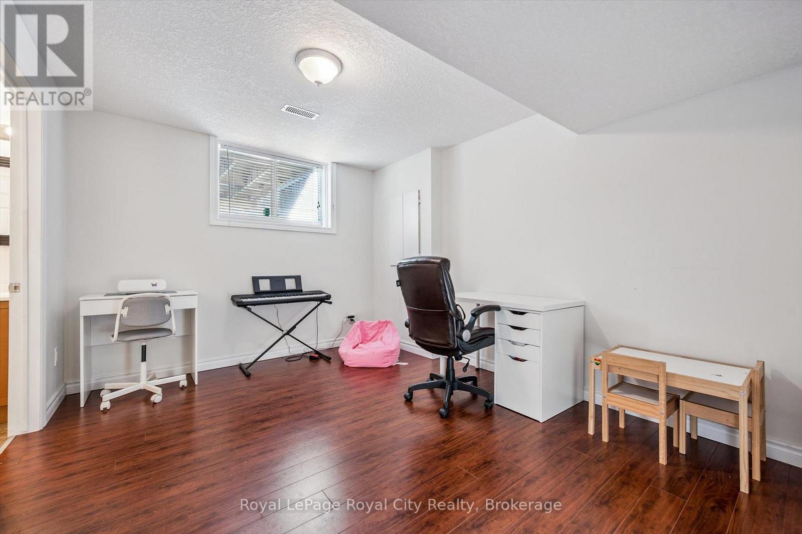 #6 361 ARKELL ROAD - 25