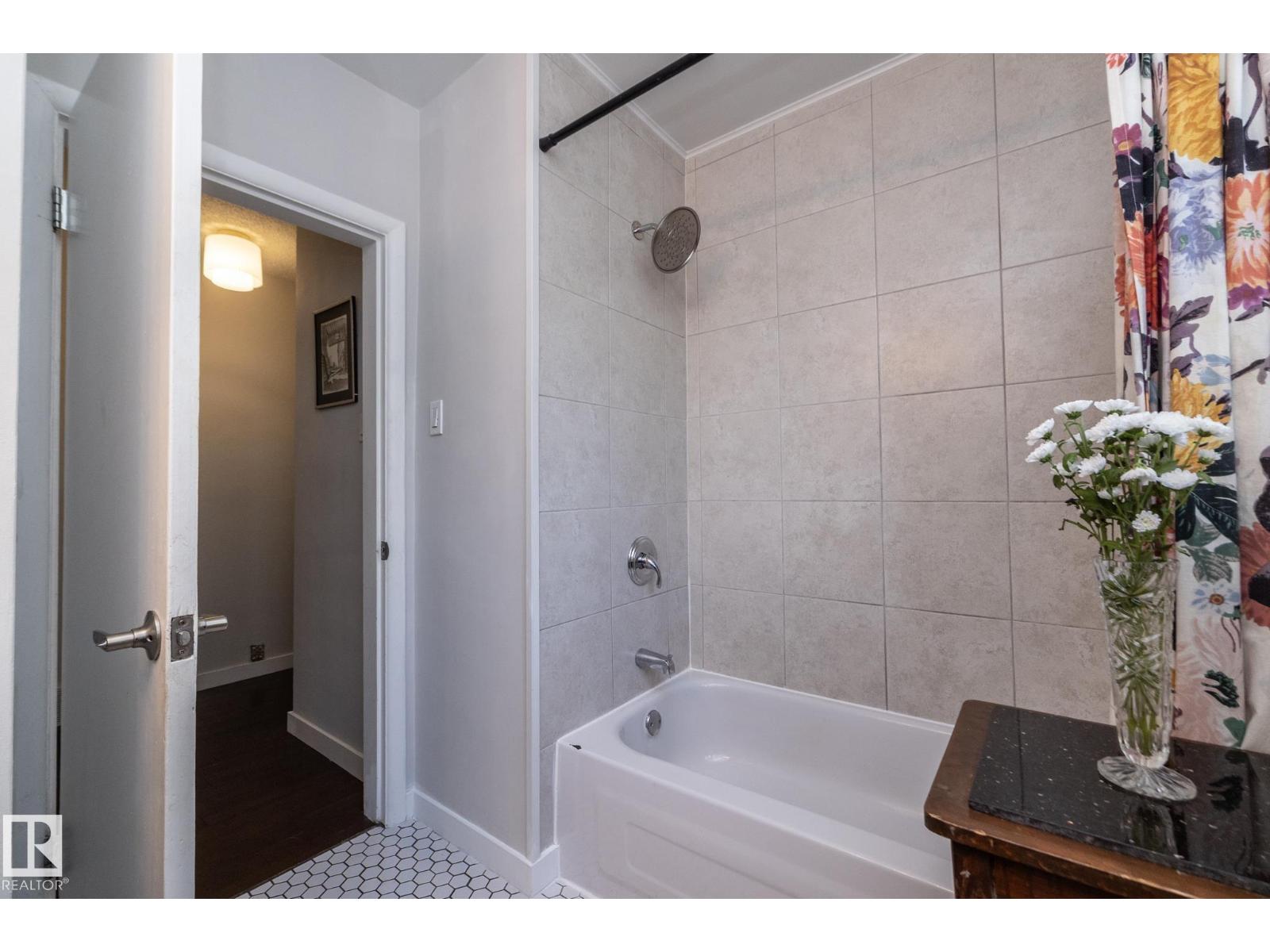 7719 86 AV NW — photo 14