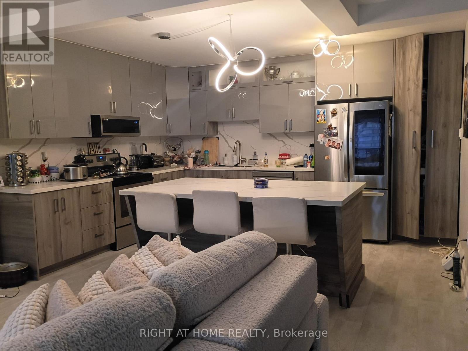 Listing photo of 2407 - 33 HARBOUR SQUARE