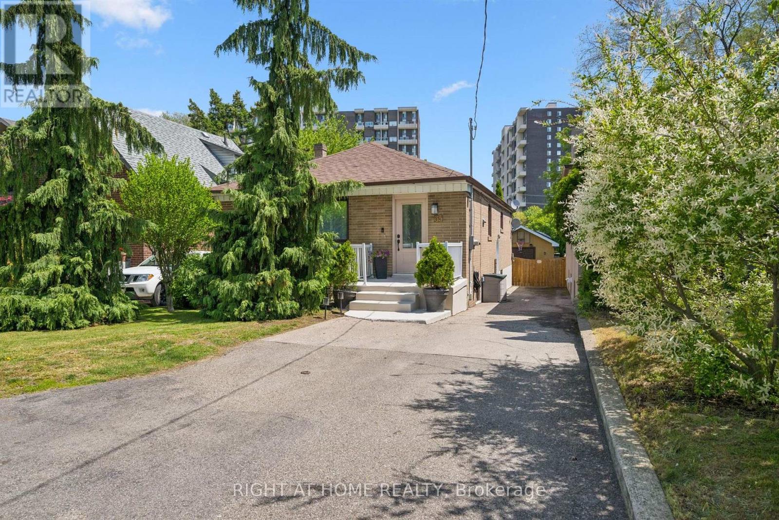 Listing photo of 33 SOUTH KINGSWAY