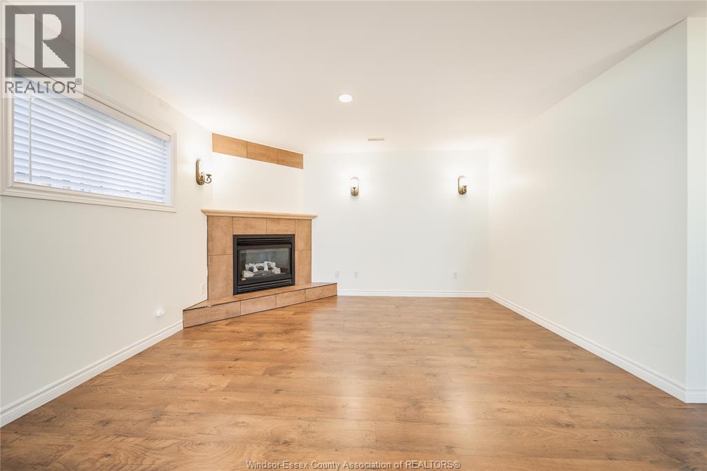 1120 KING LOUIS - 29