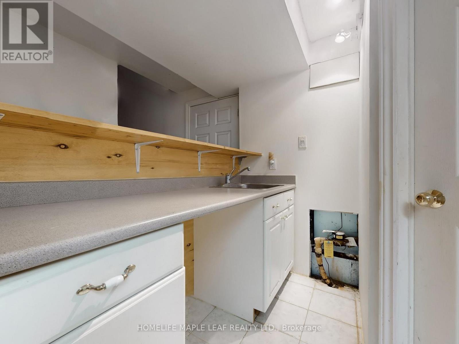 39 LAMAY CRESCENT - 36