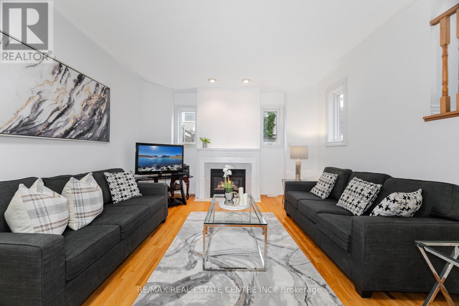 24 FUTURA AVENUE - 11