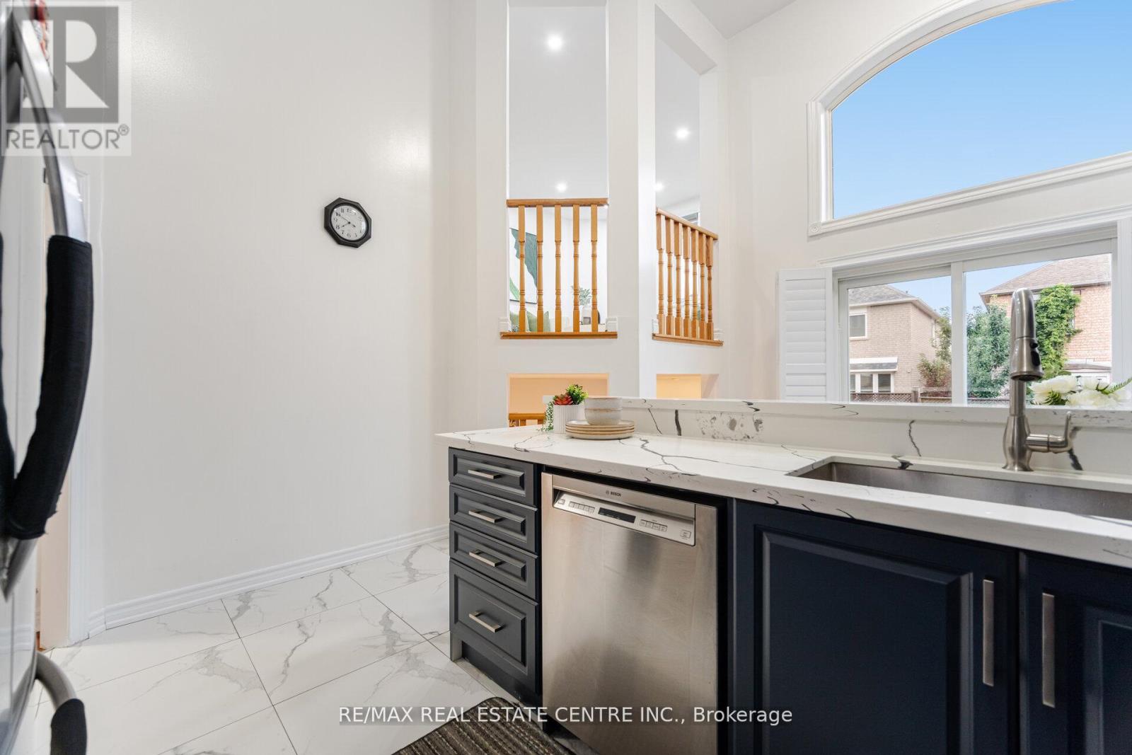 24 FUTURA AVENUE - 14