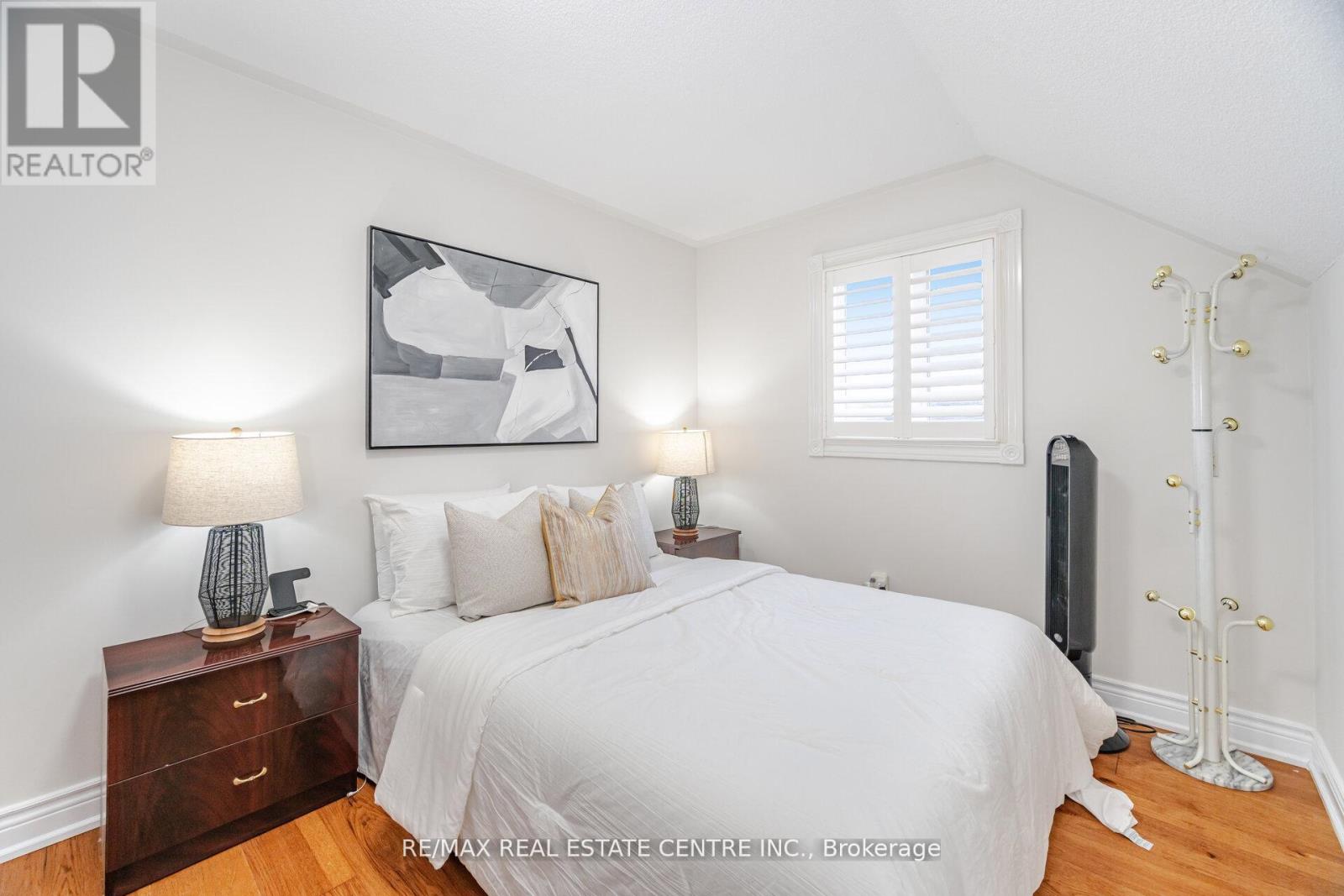 24 FUTURA AVENUE - 26