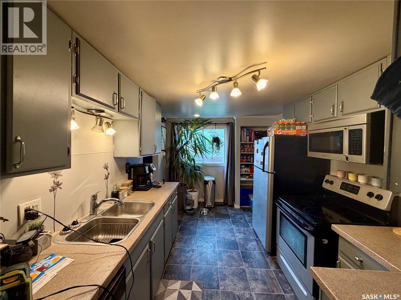 233 Herbert STREET E - 6