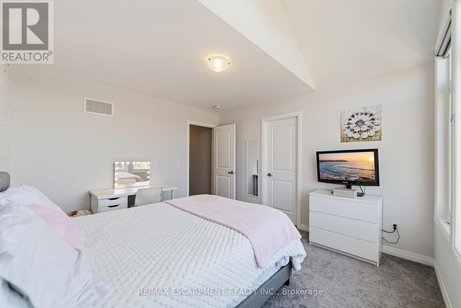 8 PINNACLE COURT - 23