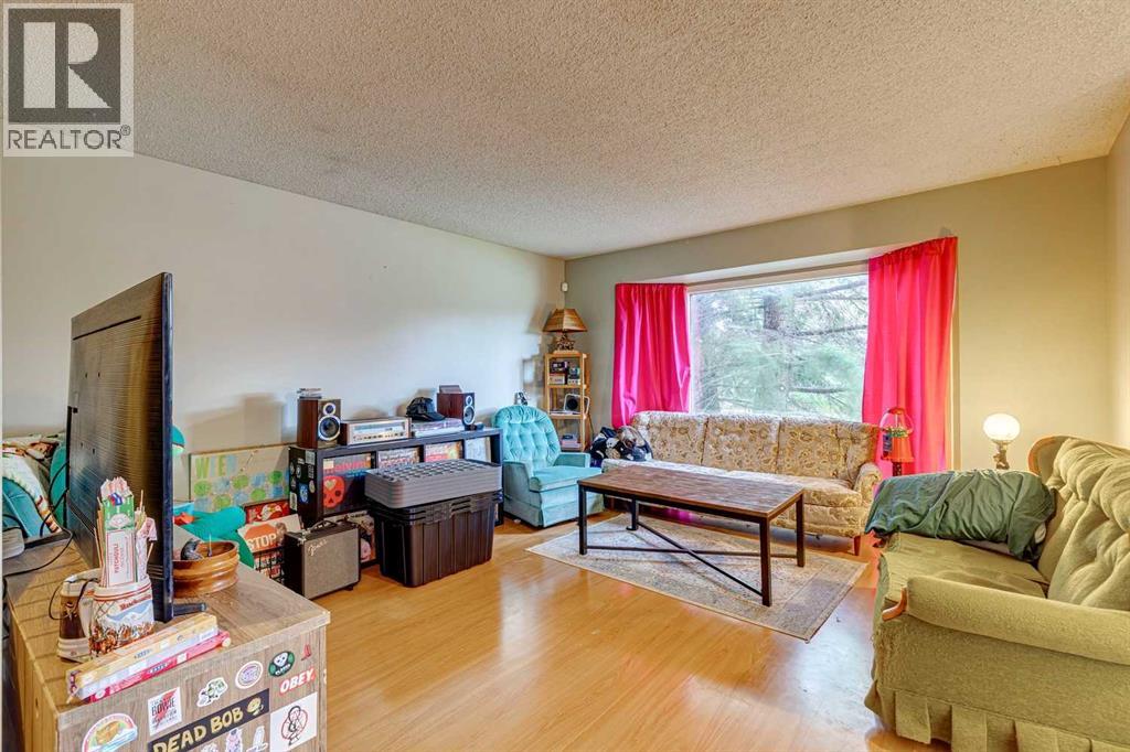 864 Queensland Drive SE - photo 4
