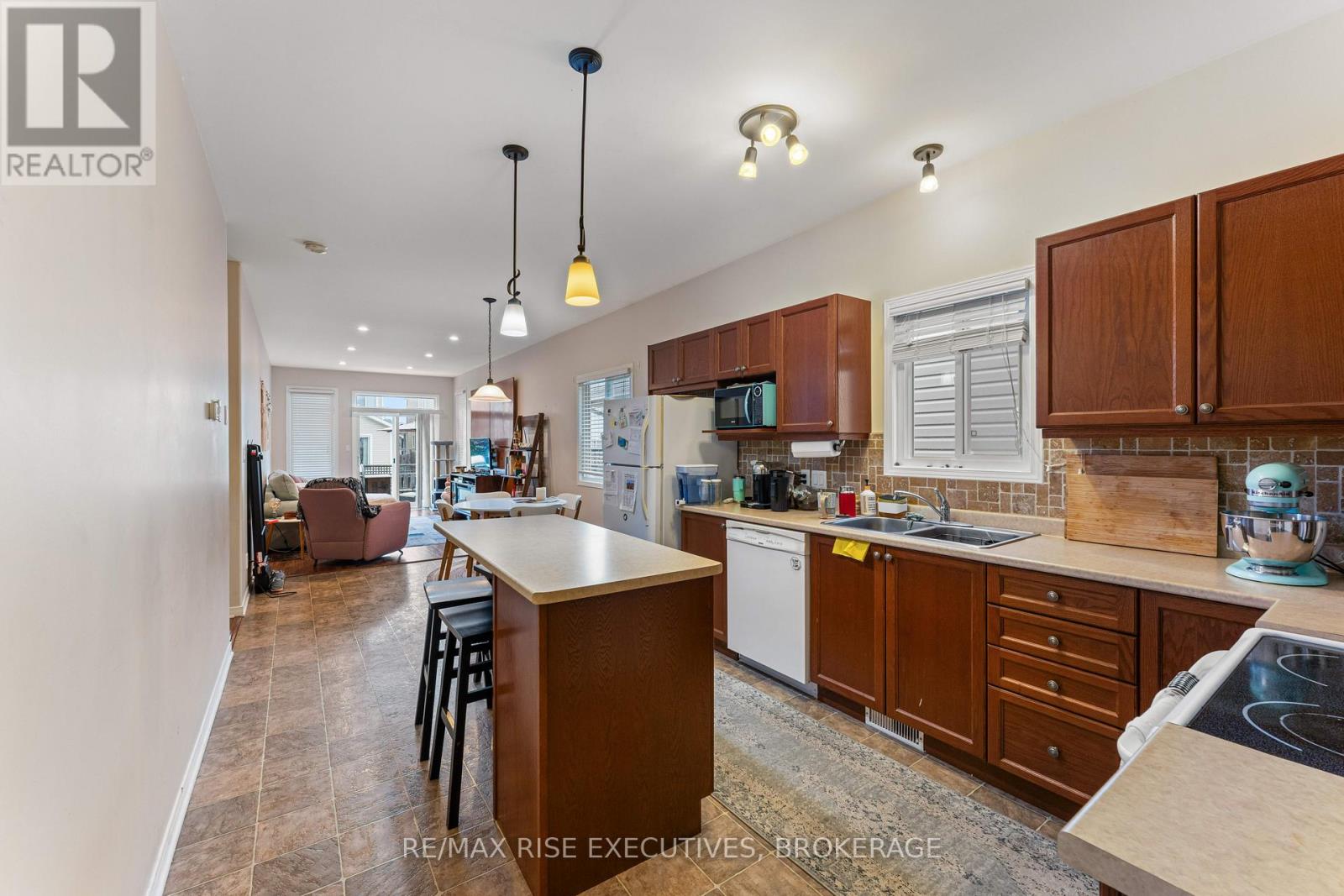 639 WALTERS STREET - 7
