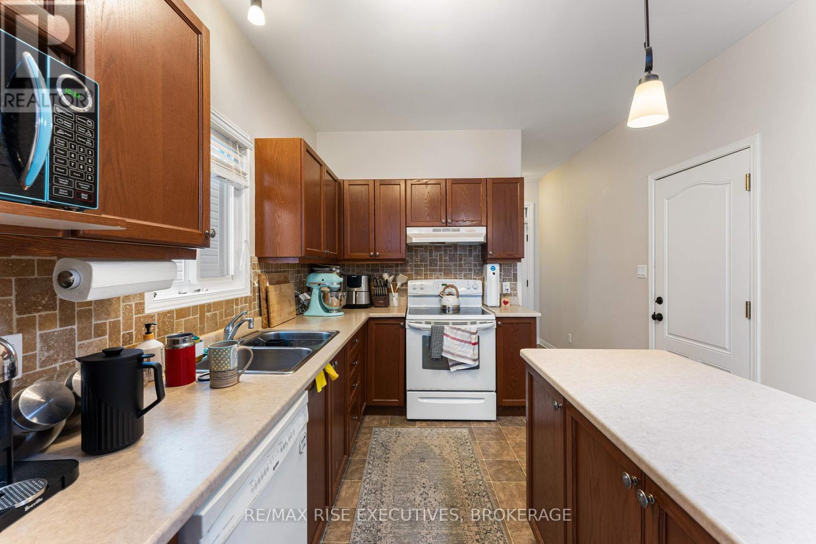 639 WALTERS STREET - 9