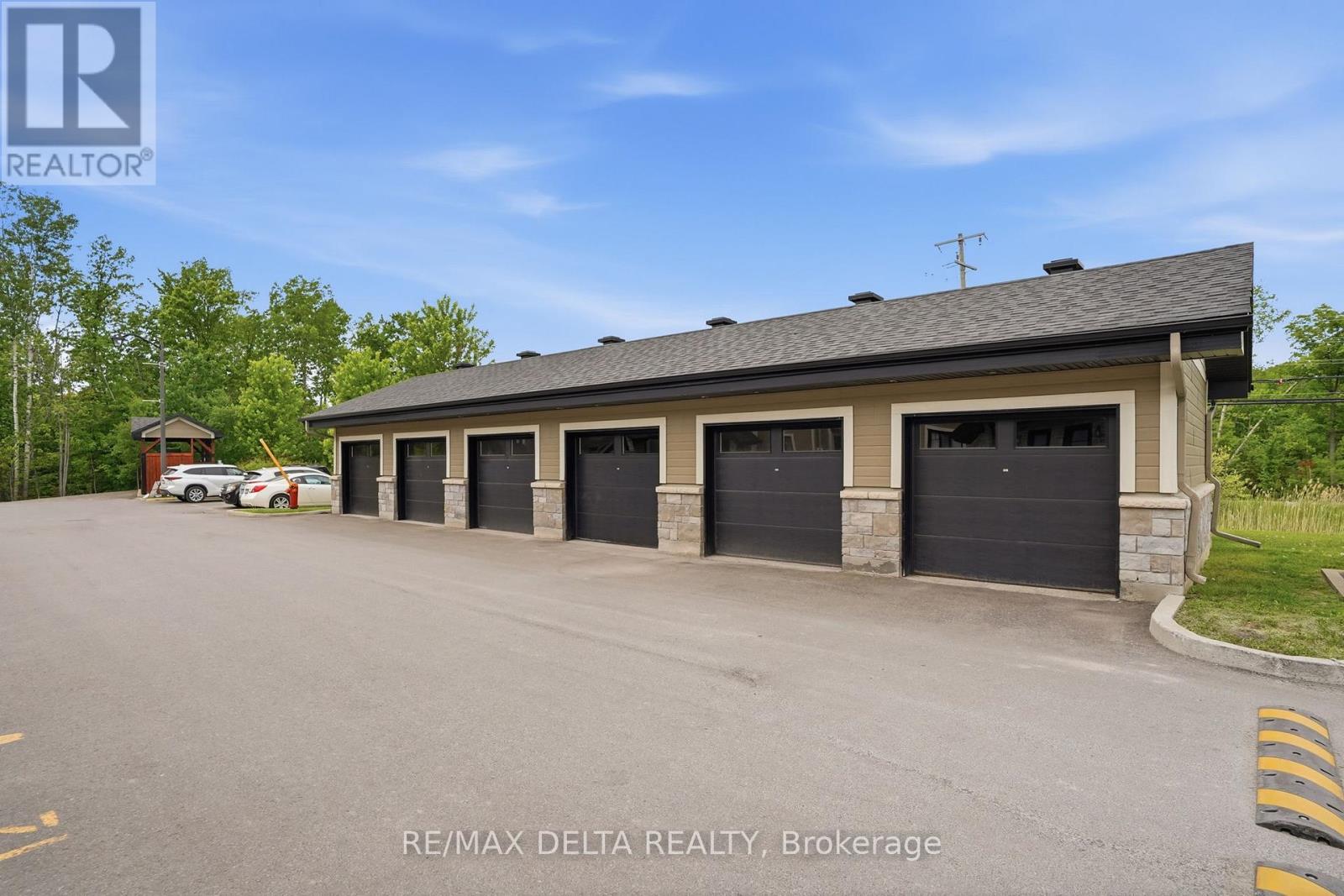 #121 292 MASTERS LANE - 32