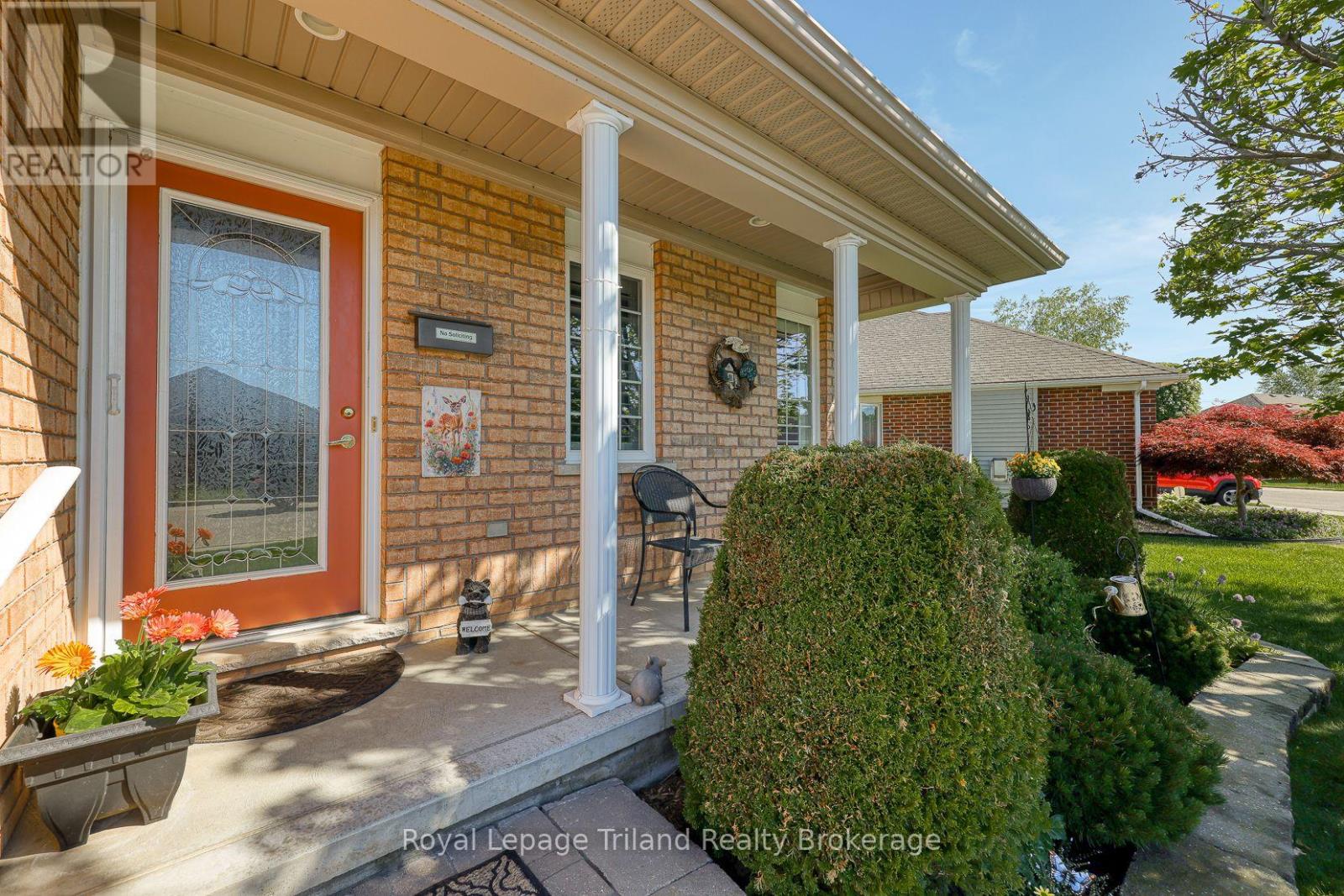 3-bedroom home for sale at 121 WESTON DRIVE, Tillsonburg ON · photo 3 of 30