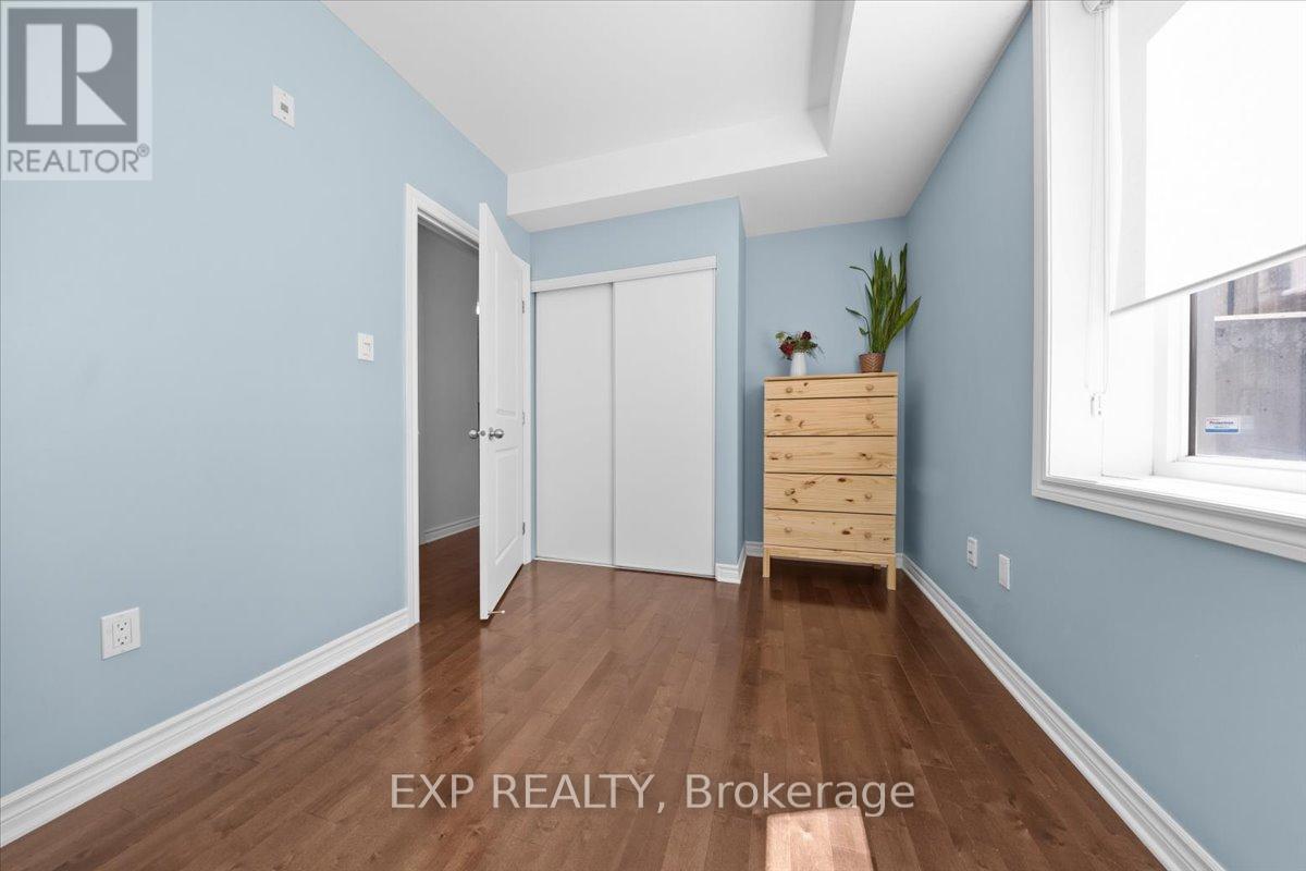 #121 429 KENT STREET - 19