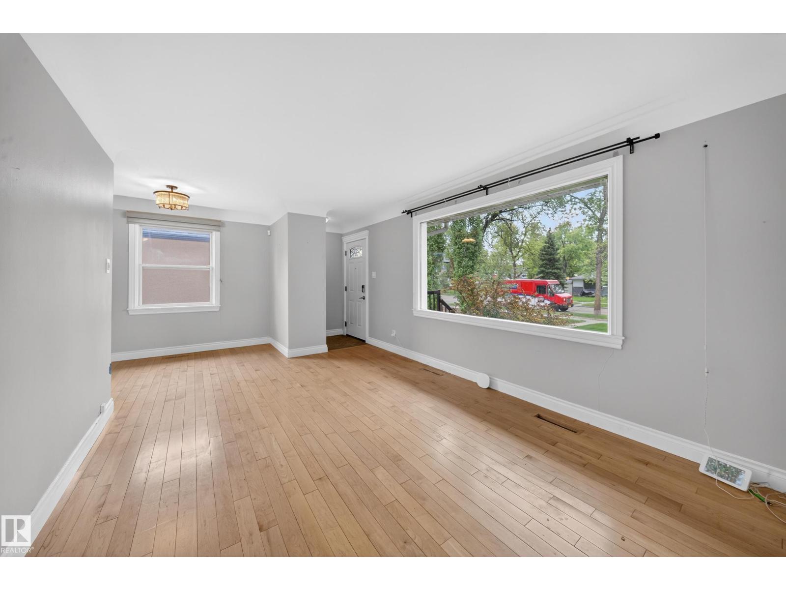 8706 83 AV NW — photo 11