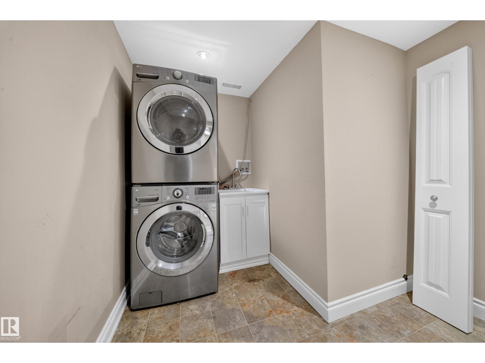 8706 83 AV NW — photo 33