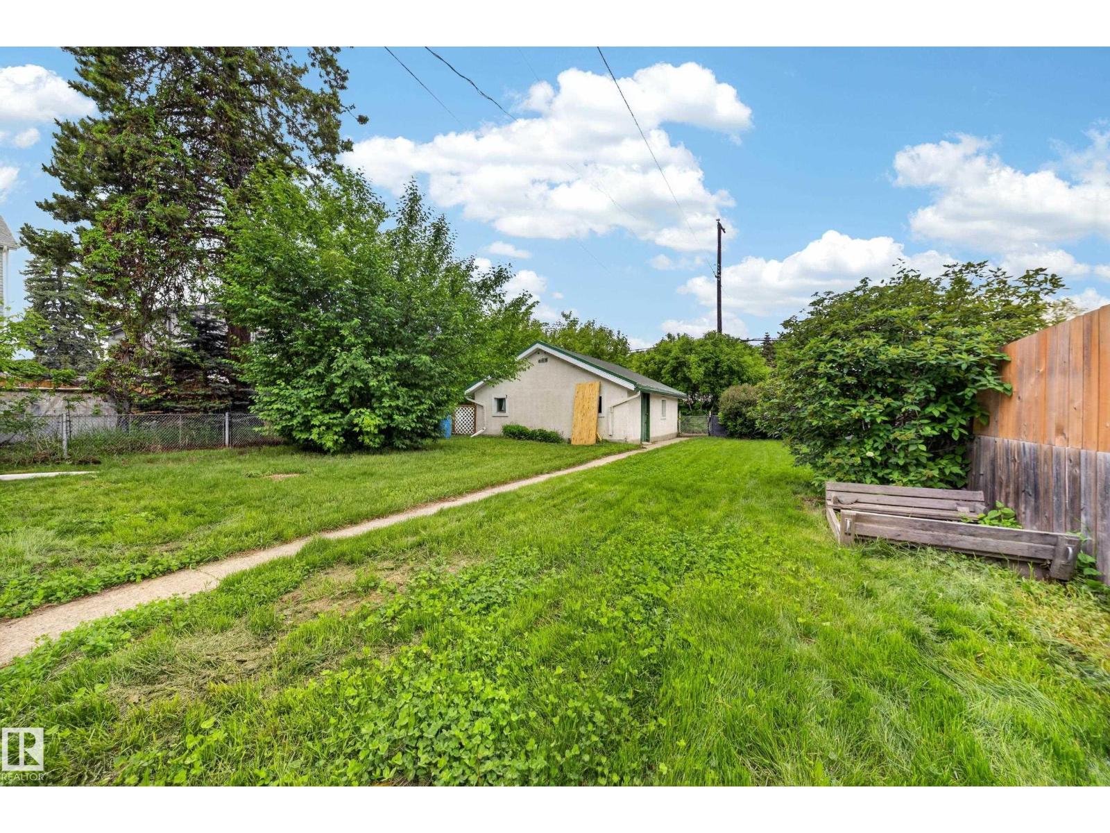 8706 83 AV NW — photo 38