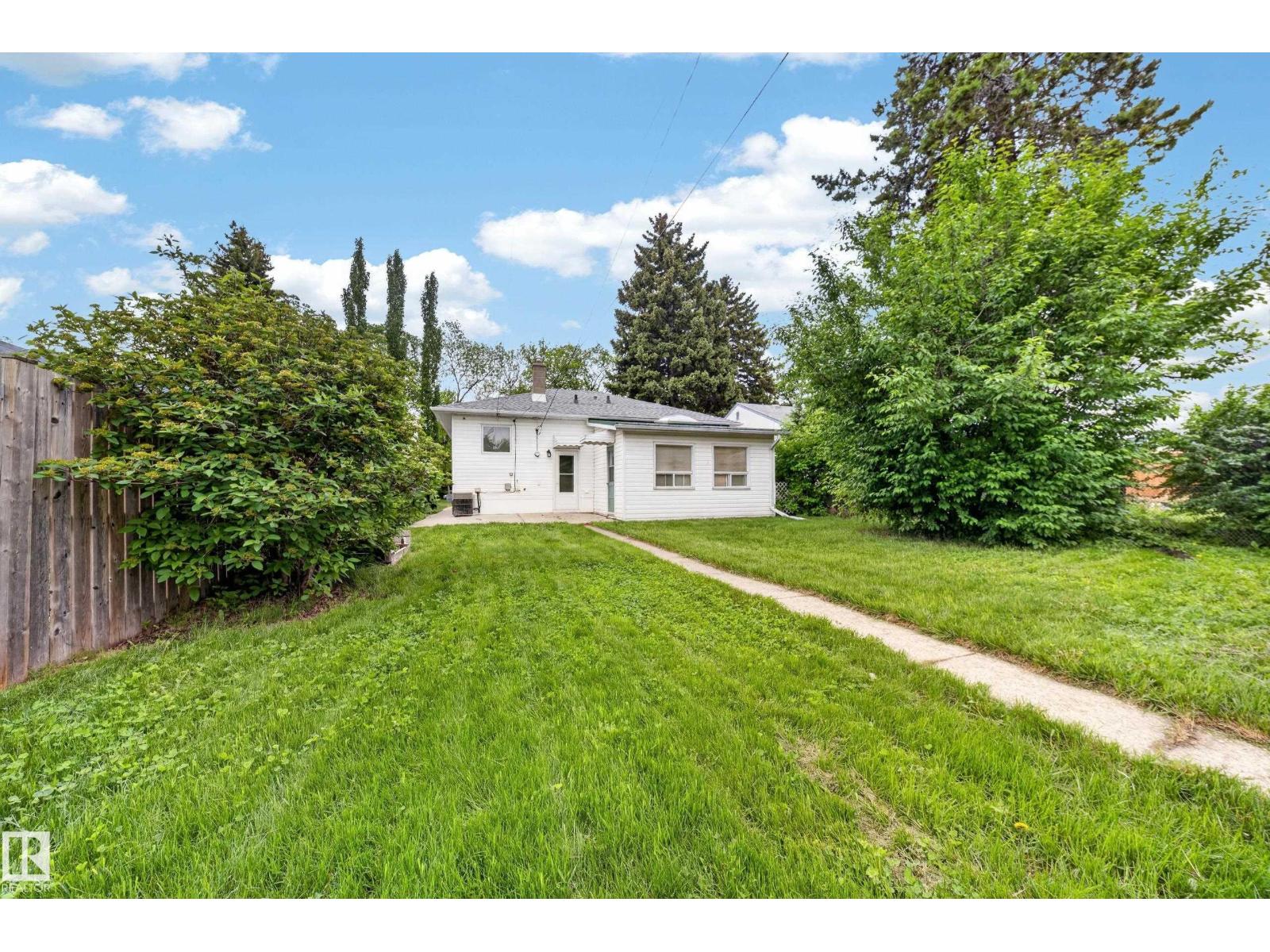 8706 83 AV NW — photo 41