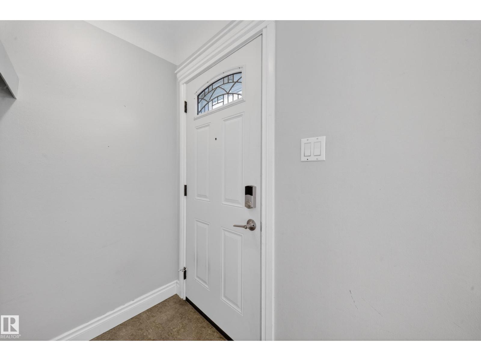 8706 83 AV NW — photo 8