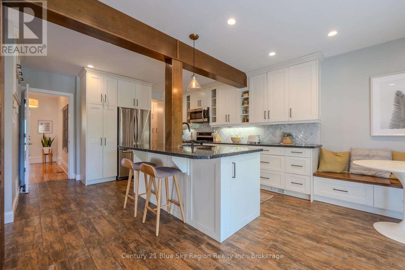 897 MAIN STREET W - 10