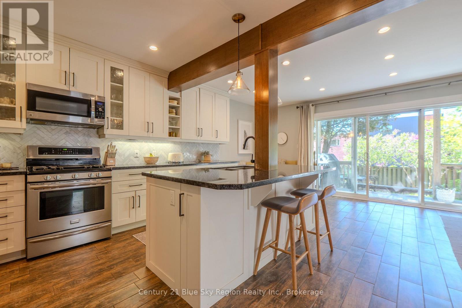 897 MAIN STREET W - 11