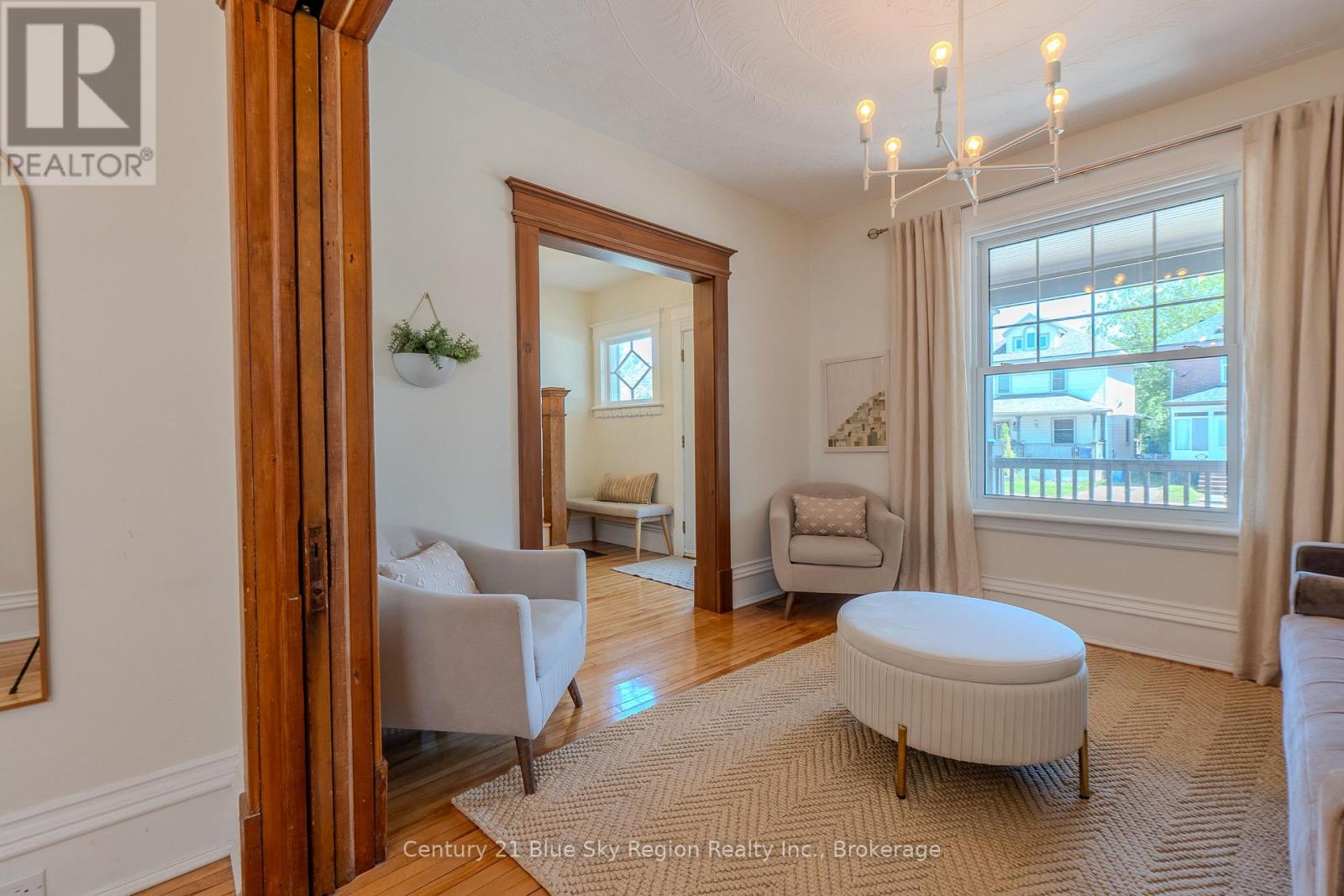 897 MAIN STREET W - 16