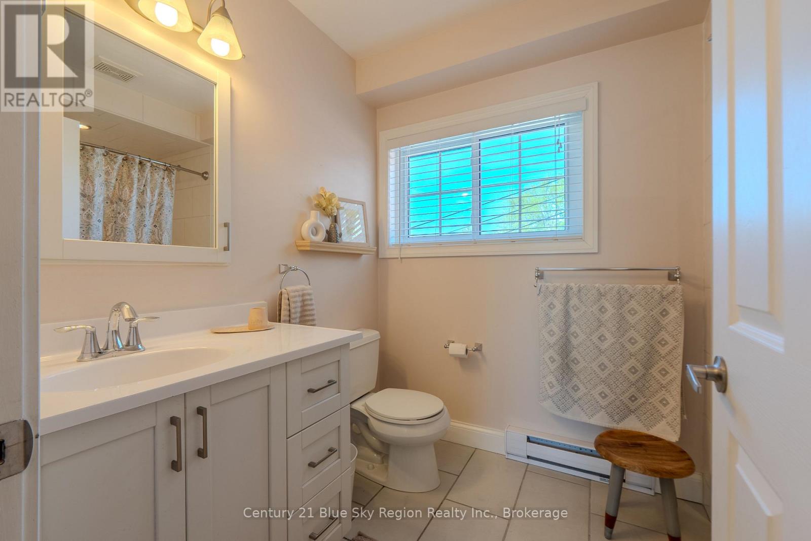 897 MAIN STREET W - 38