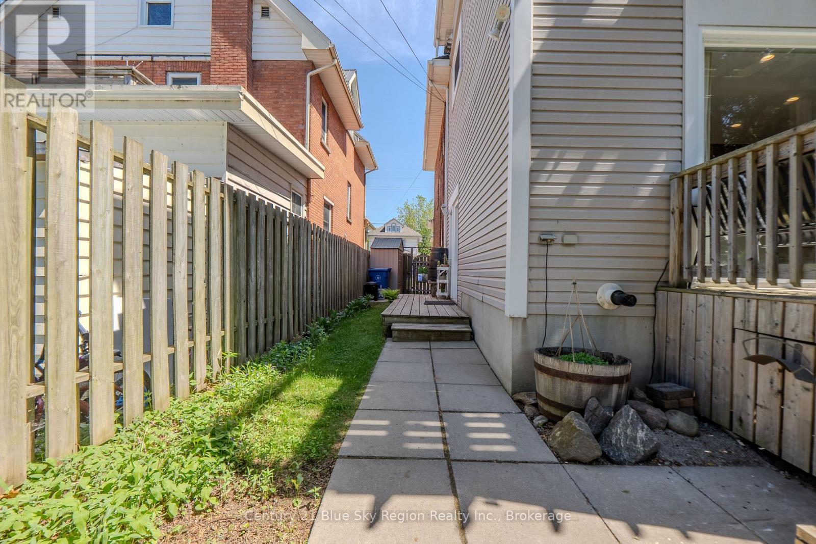 897 MAIN STREET W - 47